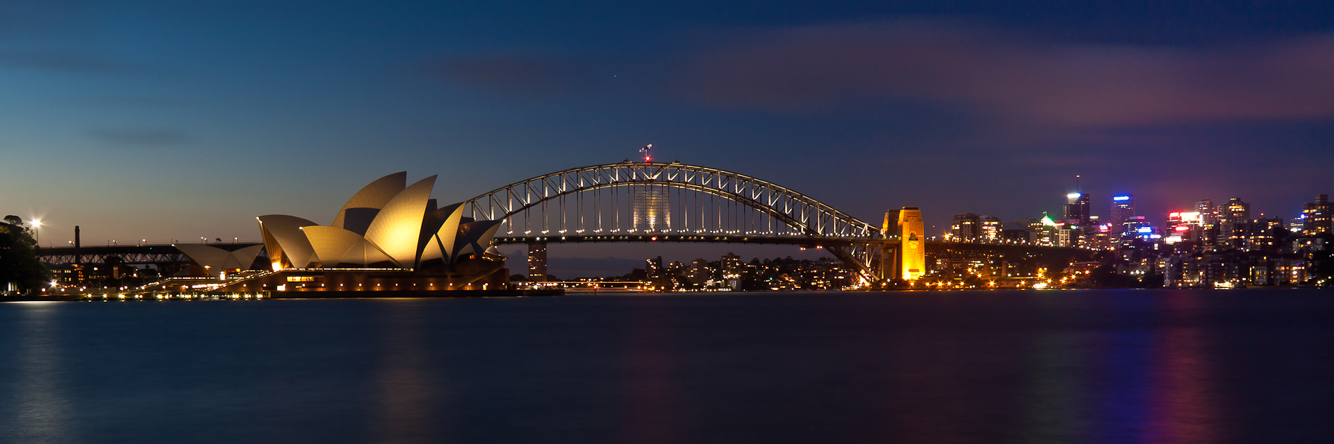 Sydney_Harbour_pano_at_night